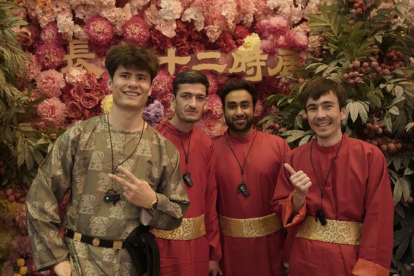 Hasanbayev Agabek (left), a student from Turkmenistan, visits the Twelve Hours of Chang'an block in Xi'an. [Photo provided to chinadaily.com.cn]