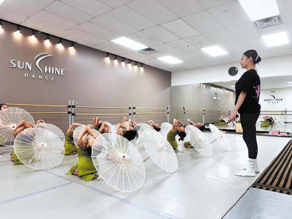 Young students at a dance studio rehearse a Chinese classical and ballet dance under the guidance of Coco Wen Li on Tuesday. (HARMONY LIU/FOR CHINA DAILY)