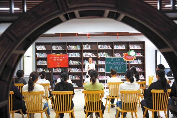 A young member of the Communist Party of China conducts a lecture on implementing the guiding principles of the eight-point code on June 6, at the Yaolin subdistrict of Nantong, Jiangsu province. XU HUI/FOR CHINA DAILY