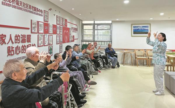 A nurse teaches seniors to exercise their hands at the Elderly Care Service Center of Hualongqiao Community Health Center in Yuzhong district, Chongqing, on Nov 5, 2024. TAN YINGZI/CHINA DAILY