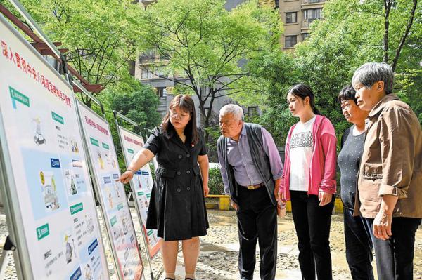 An official explains the content and practices of the eight-point code to residents in Hefei, Anhui province, on May 7. ZHAO MING/FOR CHINA DAILY