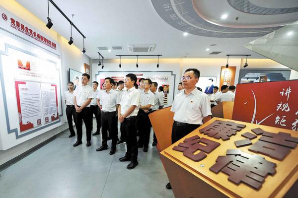 Party members from a subsidiary company of the Huaibei Mining Group visit an education center on anti-corruption in Huaibei, Anhui province, on June 6. HUANG SHIPENG/FOR CHINA DAILY
