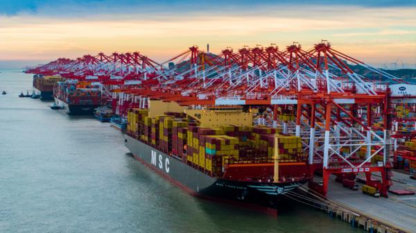 Containerships dock at a port in Shanghai on Sunday. JI HAIXIN/FOR CHINA DAILY