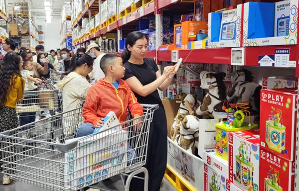 Consumers browse products at a Sam's Club store in Wuhan, Hubei province, on June 1. LI CHANGLIN/FOR CHINA DAILY