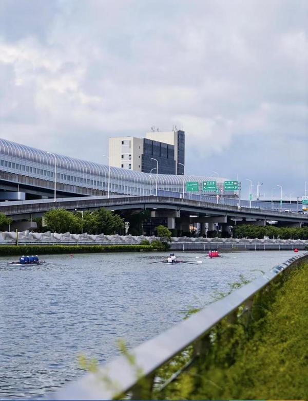  Racers compete at Suzhou Creek in Shanghai. [Provided to chinadaily.com.cn]