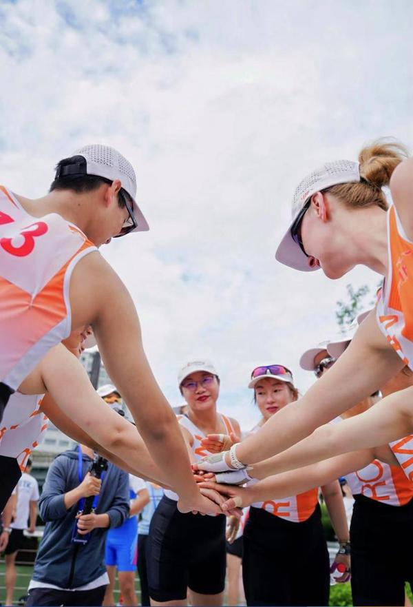 Racers cheer before a race at Suzhou Creek in Shanghai. [Provided to chinadaily.com.cn]