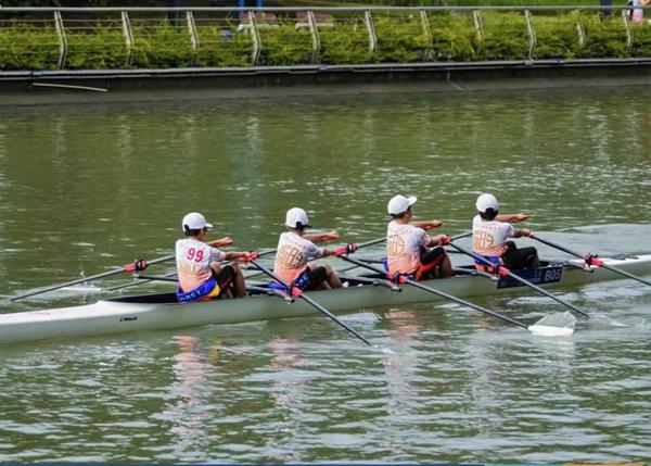 Racers compete at Suzhou Creek in Shanghai. [Provided to chinadaily.com.cn]