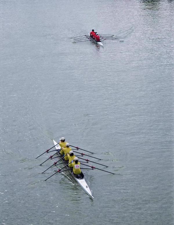 Racers compete at Suzhou Creek in Shanghai. [Provided to chinadaily.com.cn]