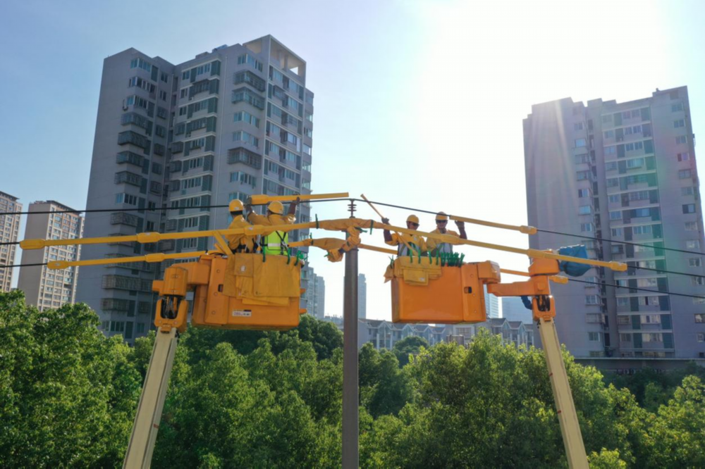 Staff members from State Grid Changzhou Power Supply Company at work. [Photo provided to chinadaily.com.cn]