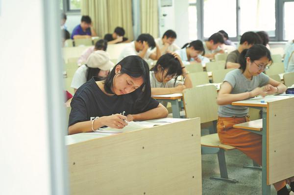 Students take the national College English Test Band 4 at Zhejiang A&F University in Hangzhou, Zhejiang province, on June 14. CHEN SHENGWEI/FOR CHINA DAILY