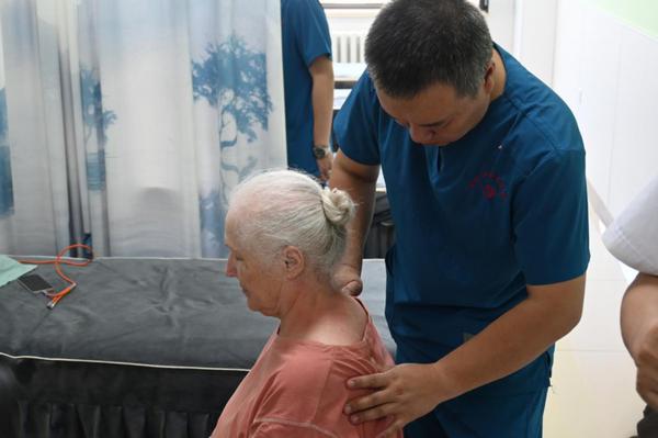  A Russian patient receives a TCM massage treatment at the Heihe Traditional Chinese Medicine Hospital in Heilongjiang province. [Photo by Liu Xilei/For chinadaily.com.cn]