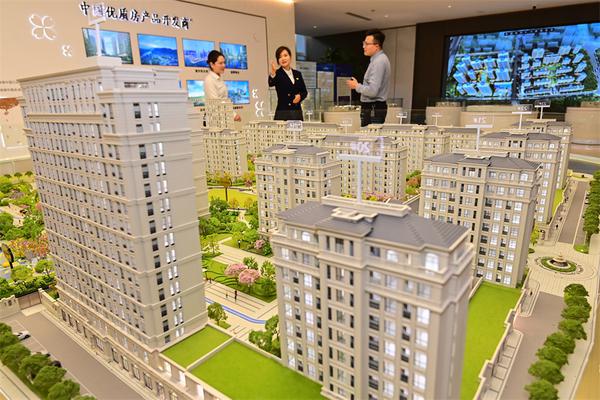  A property agent (center) introduces a residential project in Qingzhou, Shandong province. [WANG JILIN/FOR CHINA DAILY]