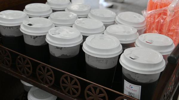  Sour plum juice is provided to visitors at the entrance of the Heihe Traditional Chinese Medicine Hospital in Heilongjiang province. [Photo by Liu Xilei/For chinadaily.com.cn]