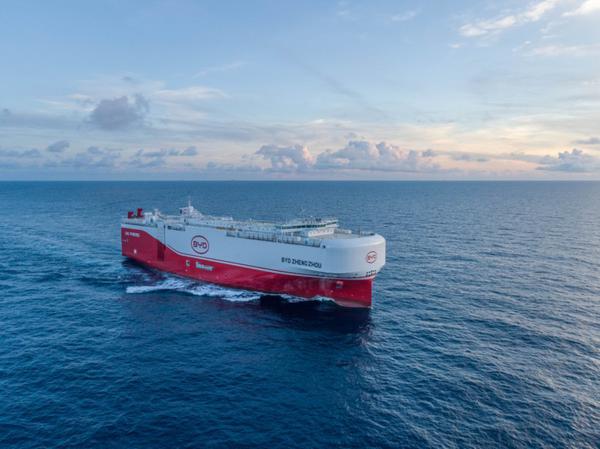  A new dual-fuel pure car truck carrier (PCTC) was delivered for use on Wednesday in Guangzhou's Nansha district, Guangdong province. [Photo by Zhong Wei and Zhao Yunpeng for chinadaily.com.cn]
