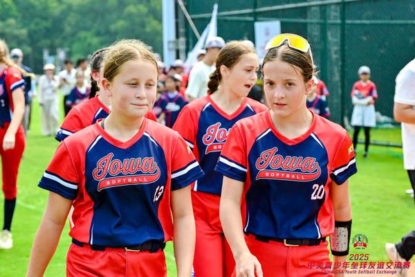  US players gather at the opening ceremony of the China-USA Softball Exchange on July 14. [Photo provided to chinadaily.com.cn]