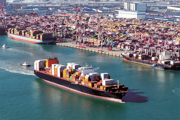 A container ship leaves Qingdao Port, Shandong province. [YU FANGPING/FOR CHINA DAILY]
