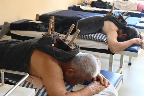  Patients receive moxibustion treatment at the Heihe Traditional Chinese Medicine Hospital in Heilongjiang province. [Photo by Liu Xilei/For chinadaily.com.cn]