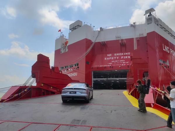  A new dual-fuel pure car truck carrier (PCTC) was delivered for use on Wednesday in Guangzhou's Nansha district, Guangdong province. [Photo by Zhong Wei and Zhao Yunpeng for chinadaily.com.cn]