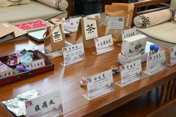  Herbal sachets and foot soak kits draw interest from Russian visitors at the Heihe Traditional Chinese Medicine Hospital in Heilongjiang province. [Photo by Liu Xilei/For chinadaily.com.cn]