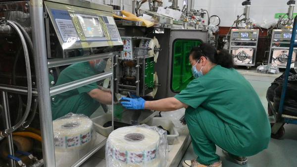  Pharmacists use advanced medicine decoction machines to prepare personalized prescriptions at the Heihe Traditional Chinese Medicine Hospital in Heilongjiang province. [Photo by Liu Xilei/For chinadaily.com.cn]