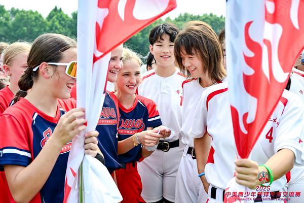  US players gather at the opening ceremony of the China-USA Softball Exchange on July 14. [Photo provided to chinadaily.com.cn]