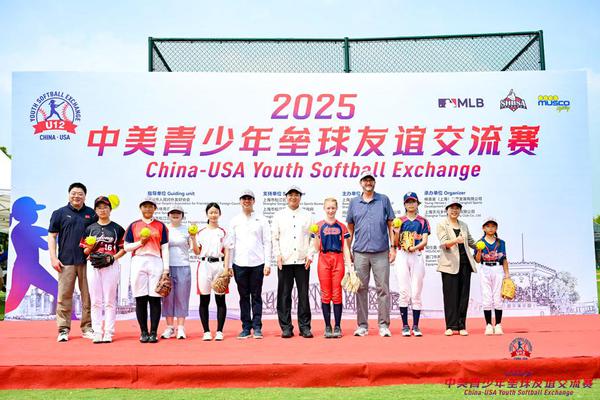  Players from China and the United States pose for a group photo at the China-USA Youth Softball Exchange in Shanghai on July 14. [Photo provided to chinadaily.com.cn]
