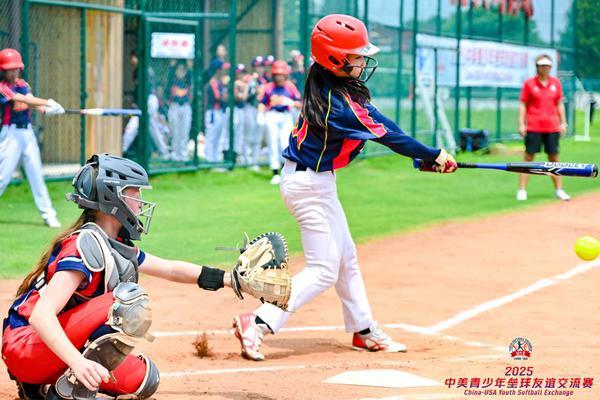  Players from China and the United States take part in the opening game of the China-USA Youth Softball Exchange in Shanghai on July 14. [Photo provided to chinadaily.com.cn]