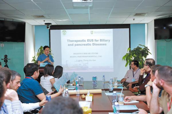  Li Peng, vice-president of the Beijing Friendship Hospital affiliated to Capital Medical University, hosts a session at the seminar. [Photo provided to CHINA DAILY]