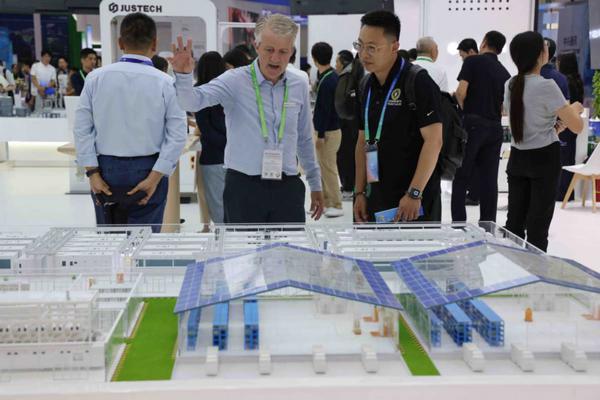 &nbsp;The booth of Apple Inc at the third China International Supply Chain Expo, which opened in Beijing on Wednesday. WANG JING/CHINA DAILY