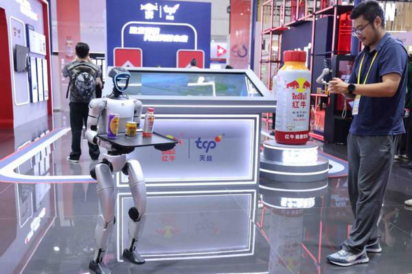 &nbsp;A content creator takes photos of a humanoid robot at TCP Group's exhibition area during the third China International Supply Chain Expo in Beijing on Wednesday. WANG JING/CHINA DAILY