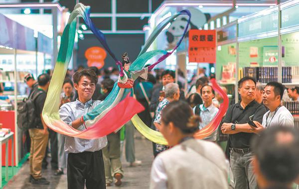  A staff member of an exhibitor from Xiamen demonstrates the Xiamen Hongyanzhuang puppetry art during the opening day of the 35th Hong Kong Book Fair 2025 on Wednesday. [Photo by Andy Chong/China Daily]
