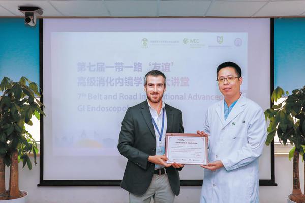  Diogo Libanio receives a certificate for completing the seminar. [Photo provided to CHINA DAILY]