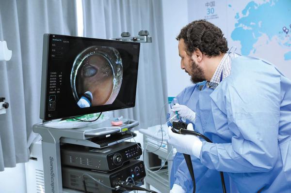  Mustafa Ahmed Haridy Abdellah checks endoscopic imaging of an anesthetized pig during a training session. [Photo provided to CHINA DAILY]