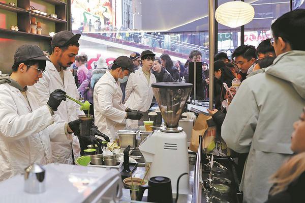 Customers wait at a Chinese brand milk tea shop in New York on March 8. Chinese tea products have seen a significant surge in the United States in recent years. LIAO PAN/CHINA NEWS SERVICE