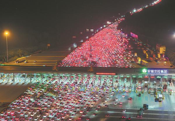  Vehicles pass through a toll station in Chuzhou, Anhui province, on Tuesday as the National Day and Mid-Autumn Festival holiday draws to a close. FANG DONGXU/FOR CHINA DAILY