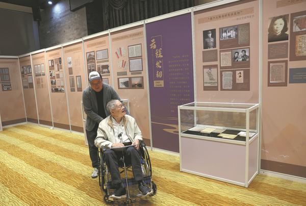 People examine exhibits on display at the Taiwan Guild Hall in Beijing last month. The exhibition featured the correspondence of families between the Chinese mainland and Taiwan. ZOU HONG/CHINA DAILY