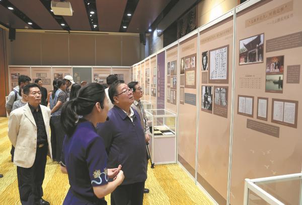 People examine exhibits on display at the Taiwan Guild Hall in Beijing last month. The exhibition featured the correspondence of families between the Chinese mainland and Taiwan. ZOU HONG/CHINA DAILY