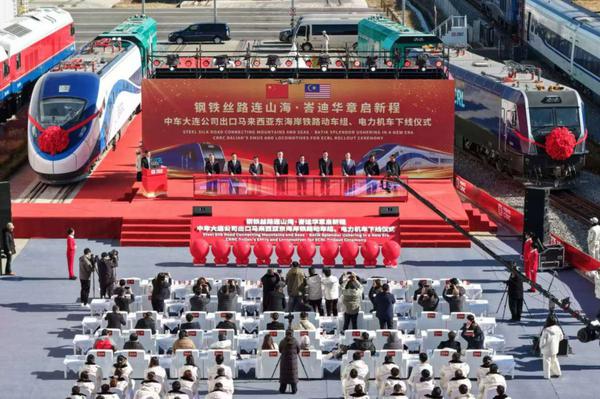 The first batch of electric vehicles custom-built for Malaysia's East Coast Rail Link project rolled off the production line on Tuesday at CRRC Dalian Co Ltd in Dalian, Liaoning province. [Photo provided to chinadaily.com.cn]