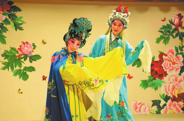  Wan An'an (left) performs in a Fuzhou Tea-picking Opera show in Fuzhou, Jiangxi province. CHINA DAILY