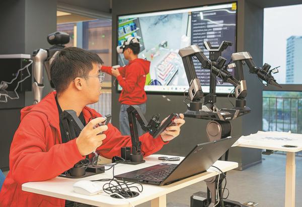  Motphys' employees at China's first fully independent robot simulation training base in Wuhan, Hubei province, operate robots in different simulation scenarios to complete specific tasks and gather data. [Photo provided to China Daily]