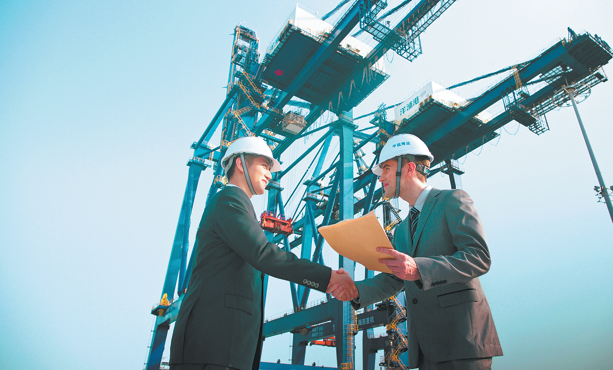 &nbsp;A staff member (left) from BOC's Hainan branch provides cross-border financial services to a client. CHINA DAILY