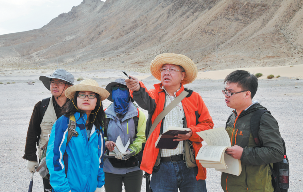 &nbsp;Zhu Maoyan (second from right) and his students and colleagues conduct a fieldwork in Qinghai province in 2016. CHINA DAILY