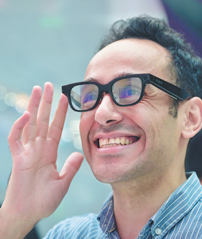 A visitor tries on a pair of AI glasses at the 4th Global Digital Trade Expo in Hangzhou, Zhejiang province, on Sept 25. Photo/CHINA DAILY
