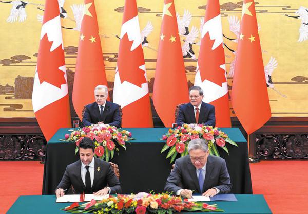 &nbsp;Premier Li Qiang (right, back row) and Canadian Prime Minister Mark Carney (left, back row) witness the signing of multiple bilateral cooperation documents on Thursday following their talks at the Great Hall of the People in Beijing. WANG ZHUANGFEI / CHINA DAILY