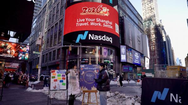 &nbsp;Tori Cignarella from New York checks out travel, work and settlement information about Shanghai after watching the "Live Your Shanghai" video on the Nasdaq screen in Times Square on Feb 2. SHI GUANG / CHINA DAILY