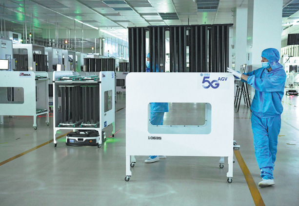 A worker operates a 5G device at a technology company in Jinhua, Zhejiang province, on Jan 9, 2025.(Photo: Shi Kuanbing/ China Daily)