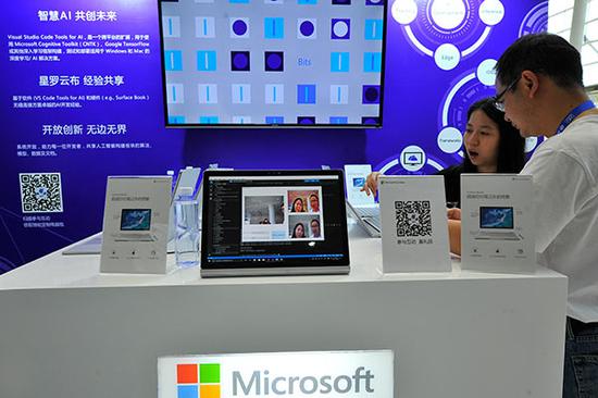 Artificial intelligence software is demonstrated at a Microsoft booth during the China National Computer Congress 2017 in Fuzhou, East China's Fujian province. (Photo by Zheng Shuai/For China Daily)