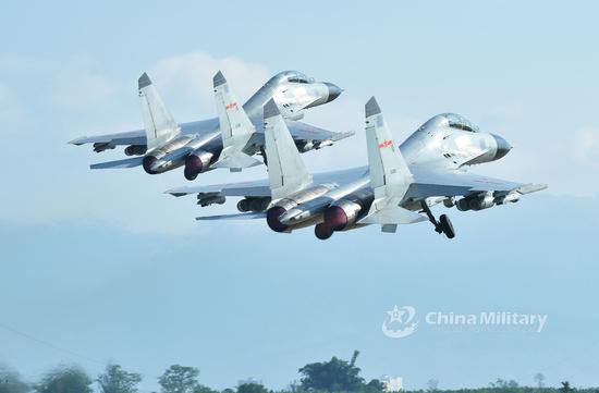 Multi-type fighter jets conduct live-fire training in S China Sea