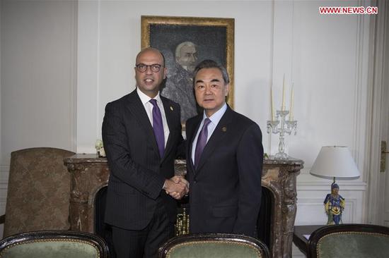 Chinese State Councilor and Foreign Minister Wang Yi (R) meets with Italian Foreign Minister Angelino Alfano in Buenos Aires, Argentina, May 21, 2018, on the sidelines of the G20 foreign ministers' meeting. (Xinhua/Martin Zabala)