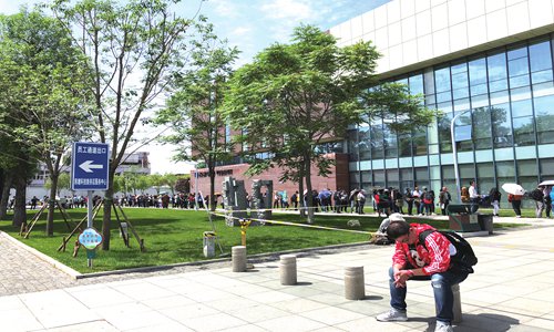 People lined up to complete the hukou formalities at the Tianjin Hexi District Administration Permission Service Center in North China's Tianjin on Tuesday. (Photo: Huang Ge/GT)